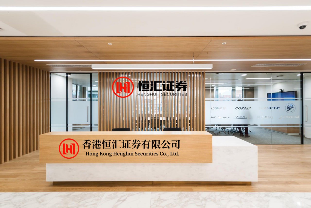 锦富优配 公元215年，曹丕偷偷来到伏皇后的寝宫，突然抱住了皇后，皇后疯狂挣扎，曹丕赶忙捂住嘴，说道：“别喊，别喊，这天下将来都是我的，你现在从了我到时候你还是皇后。”那盏灯，晃了一下，没灭。公元215年，深夜，东汉皇宫某处寝宫。一个女人背靠案几，手里攥着一把铜剪，剪尖抵着自己的脖颈。地上，...